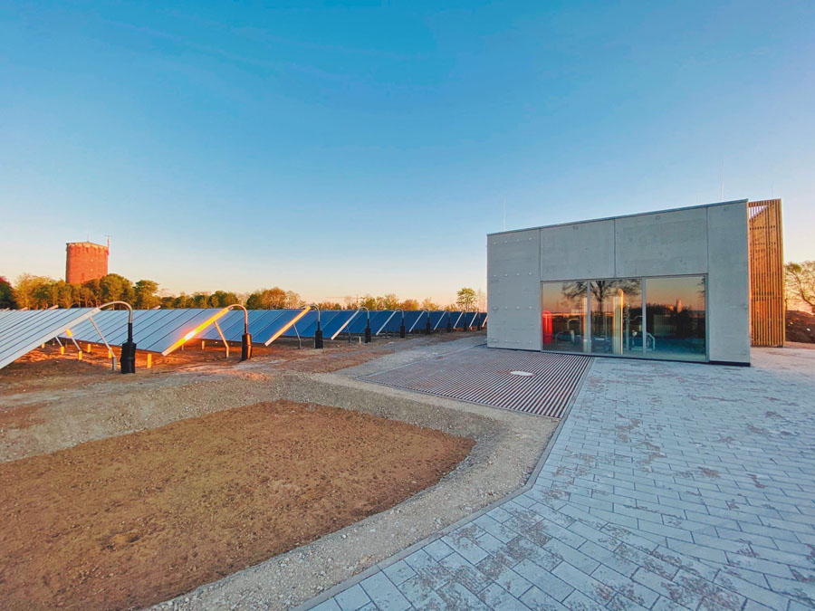 Das Technikgebäude ist das Herz der Solarthermie-Anlage
